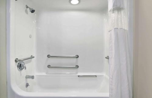 East Texas Hotel | Howard Johnson by Wyndham Allentown/Dorney Hotel & Suites