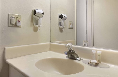 Buena Park Hotel | Howard Johnson by Wyndham Buena Park
