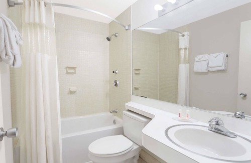 Vero Beach Hotel | Howard Johnson by Wyndham Vero Beach / Downtown