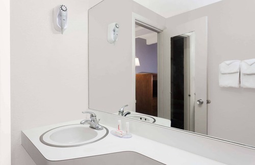 Vero Beach Hotel | Howard Johnson by Wyndham Vero Beach / Downtown