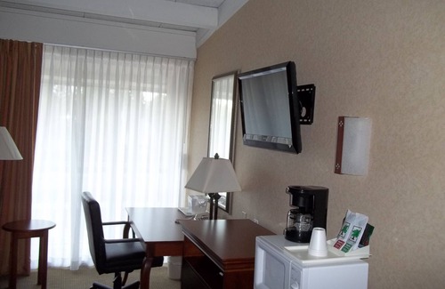 Toms River Hotel | Howard Johnson Hotel by Wyndham Toms River