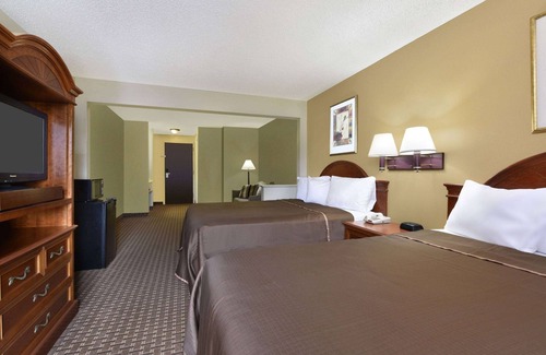 East Texas Hotel | Howard Johnson Hotel & Suites by Wyndham Allentown/Dorney