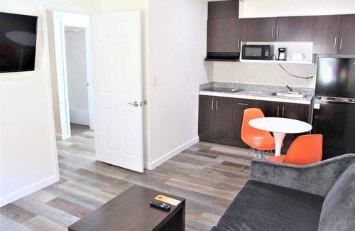 Lincoln Acres Hotel | Howard Johnson Suites by Wyndham San Diego Chula Vista/BayFt
