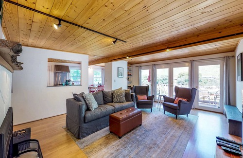 Duncans Mills Casa | Esta casa es tranquila en el río y recientemente remodelada.