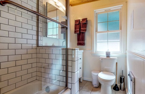 Duncans Mills Casa | Esta casa es tranquila en el río y recientemente remodelada.
