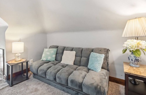 Akron Casa | Howard UP · Pura Vida II, 4 bedroom condo, Up