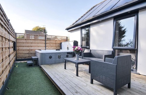 York Casa | Hoxne Cottages - Sunflower Cottage with private hot tub