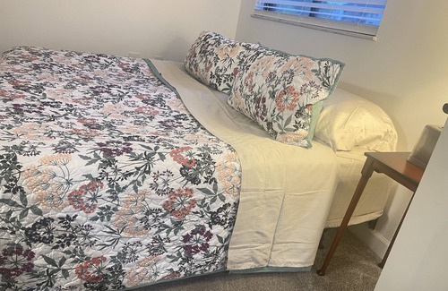 Parkdale Condominio | https://www.airbnb.com/h/beautiful2kingbedroomsandonesofabedonebathentireplace