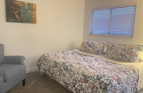Parkdale Condominio | https://www.airbnb.com/h/beautiful2kingbedroomsandonesofabedonebathentireplace
