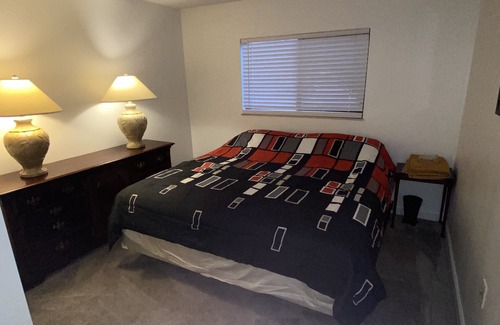 Parkdale Condominio | https://www.airbnb.com/h/beautiful2kingbedroomsandonesofabedonebathentireplace