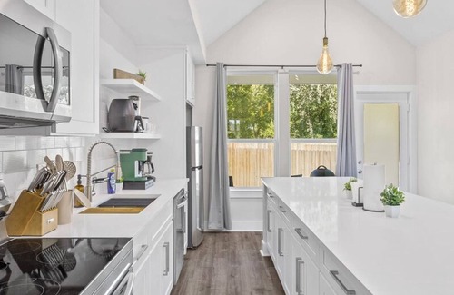 Northside Casa | HTX Cityscape I Sleeps 24 Fully Stocked Parking 8