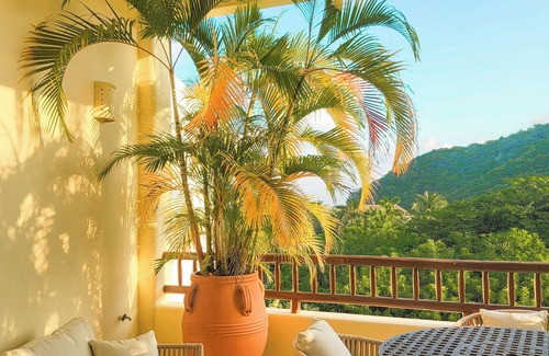 Playa Chahué Condominio | Huatulco beauty in Chahue Bay. Large family condo with ocean and mountain views