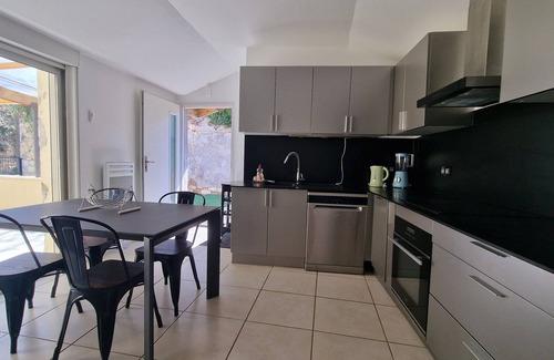 Magalas Apartamento | Hub for sightseeing, cultural activities and beach, courtyard, private and quiet