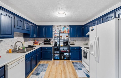 Fayetteville Casa | Hub of The Town - Home Away Vibes-king size Comfort