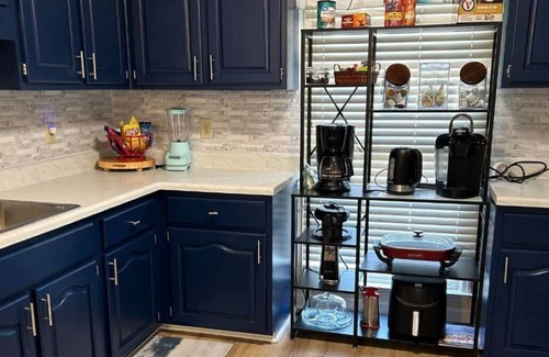 Fayetteville Casa | Hub of The Town - Home Away Vibes-king size Comfort