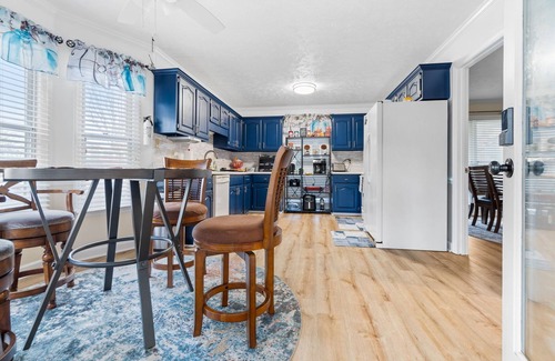 Fayetteville Casa | Hub of The Town - Home Away Vibes-king size Comfort