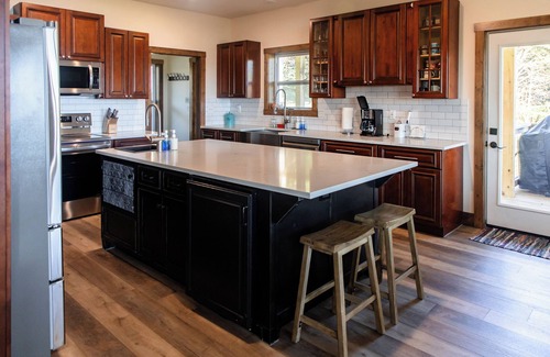 Kimberling City Casa | Huckleberry Hollow, secluded home in the woods, wraparound porch, soaker tub!