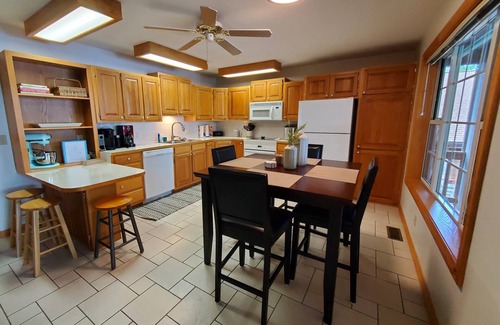 Lost Bridge Village Casa | Huckleberry Shores-Lakefront & Lakeview Home-Near Boat Launch-Swimming Pool.