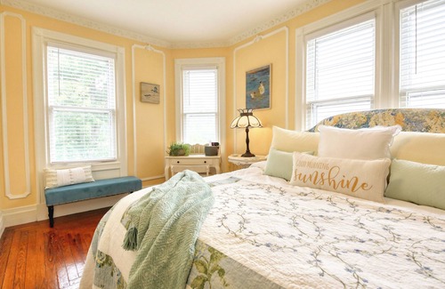 Toms River Cama Y Desayuno | Huddy House Bed & Breakfast offers a charming escape to an era gone by