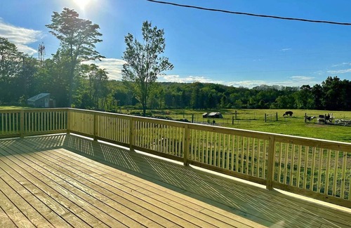Hyde Park Apartamento | Hudson Valley Farm Getaway- West/Llama Lover Lane