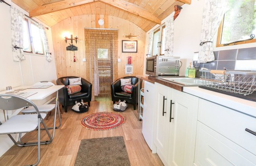 East Dereham Cabaña | HUGATREE, romantic, character holiday cottage in Litcham