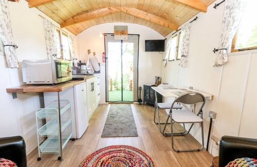 East Dereham Cabaña | HUGATREE, romantic, character holiday cottage in Litcham