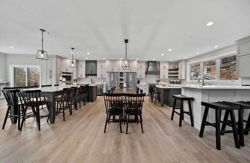 Jacksboro Casa | HUGE 10BR lakefront w/double deck dock, movie theatre, 2 hot tubs, dual kitchen