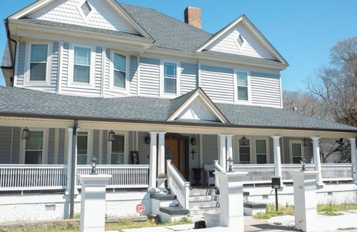 Woodruff Casa | Huge 14 guest Victorian home in fabulous Spartanburg SC with luxury fixtures.