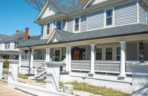 Woodruff Casa | Huge 14 guest Victorian home in fabulous Spartanburg SC with luxury fixtures.