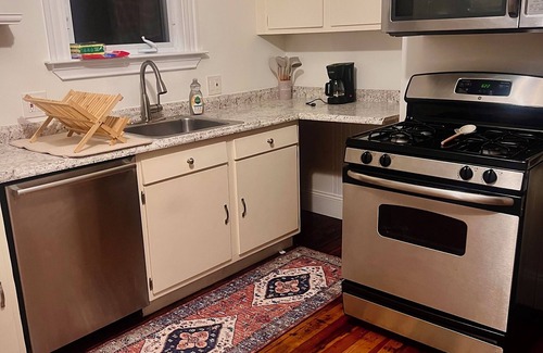 Codman Square Condominio | Huge 2BR Condo with Washer Dryer