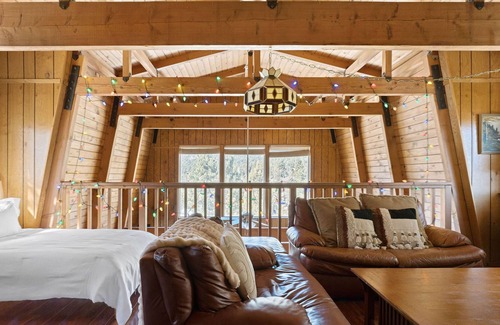 Whispering Forest Cabina | HUGE 3-story modified A-frame w/deck, forest views, hot tub, 10 mins from slopes