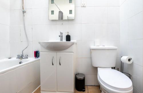 East Putney Apartamento | Huge 4 BR, 30s to Tube, 3 Bath & Gym Gear