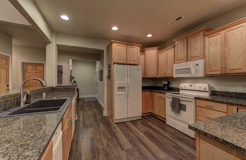 Branson West Villa | ENORME 4BR - Recientemente remodelado - Sala de literas / Sala de juegos / Mesa de billar - ¡Cerca de SDC!