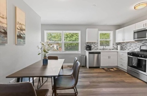 Des Plaines Casa | Huge 4BR w/ Yard | Sleeps 8 | LCP Collection