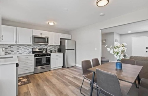 Des Plaines Casa | Huge 4BR w/ Yard | Sleeps 8 | LCP Collection