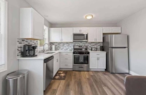 Des Plaines Casa | Huge 4BR w/ Yard | Sleeps 8 | LCP Collection