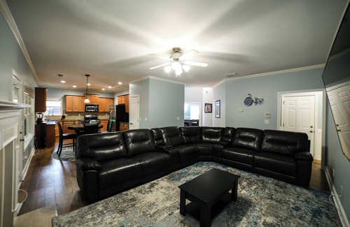 Loganville Casa | Huge 5 Bdrm W/King Bed Hot Tub