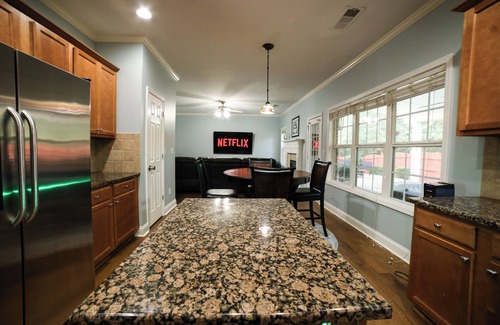 Loganville Casa | Huge 5 Bdrm W/King Bed Hot Tub
