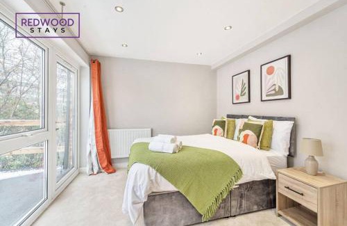 Rushmoor District Casa | HUGE 5 Bed 3 Bath House For Contractors & Families, X2 FREE PARKING, FREE WiFi & Netflix By REDWOOD STAYS