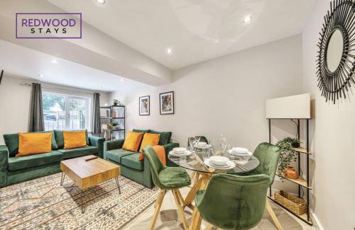 Rushmoor District Casa | HUGE 5 Bed 3 Bath House For Contractors & Families, X2 FREE PARKING, FREE WiFi & Netflix By REDWOOD STAYS