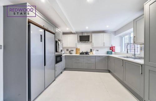 Rushmoor District Casa | HUGE 5 Bed 3 Bath House For Contractors & Families, X2 FREE PARKING, FREE WiFi & Netflix By REDWOOD STAYS