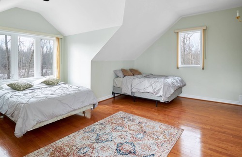 Fort Erie Cabaña | Huge 5 bed Waterfront Mansion w/ Hot Tub & Sauna