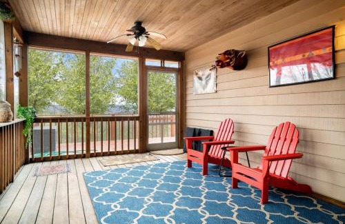 Berkeley Springs Casa | Huge 5 Bedroom Modern Cabin wHot Tub, Deck, WiFi