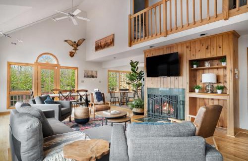 Berkeley Springs Casa | Huge 5 Bedroom Modern Cabin wHot Tub, Deck, WiFi