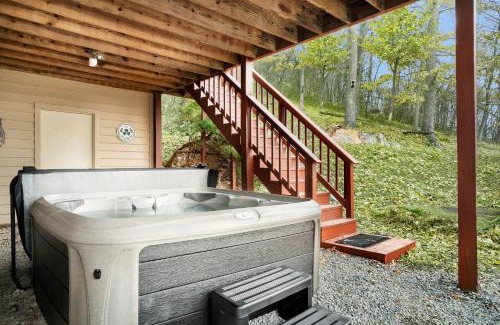 Berkeley Springs Casa | Huge 5 Bedroom Modern Cabin wHot Tub, Deck, WiFi