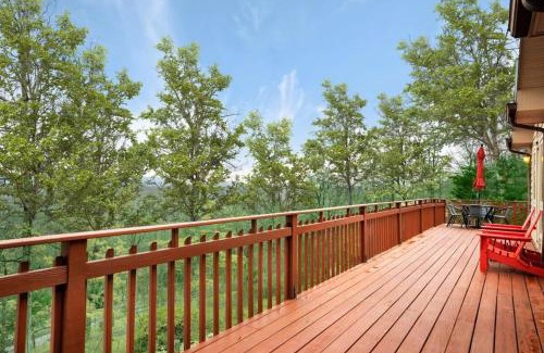 Berkeley Springs Casa | Huge 5 Bedroom Modern Cabin wHot Tub, Deck, WiFi