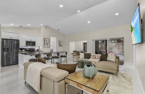 Willoughby Acres Casa | Huge 5BR Heated Pool, BBQ, 3 Suites Nr Beaches,Pets OK