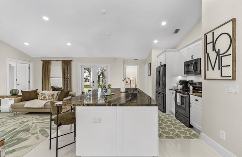 Willoughby Acres Casa | Huge 5BR Heated Pool, BBQ, 3 Suites Nr Beaches,Pets OK