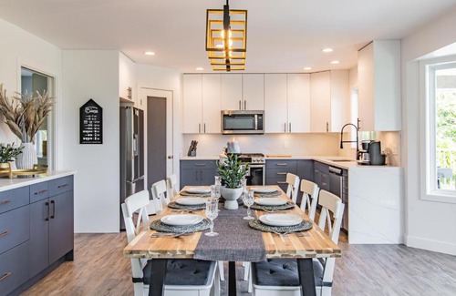 Glenmore Casa | Huge 5BR Home with Pool, Hot Tub & Games Room