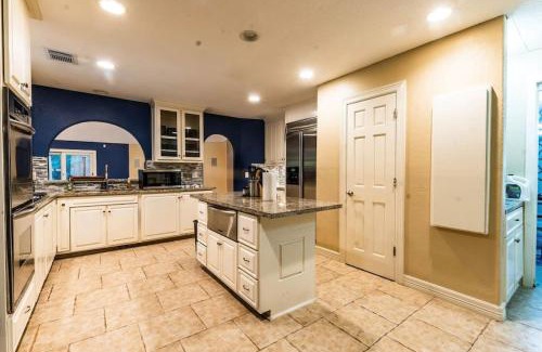 Houston Casa | Huge 6 Bedroom with Pool, Spa, 85 Inch TV, Game Room